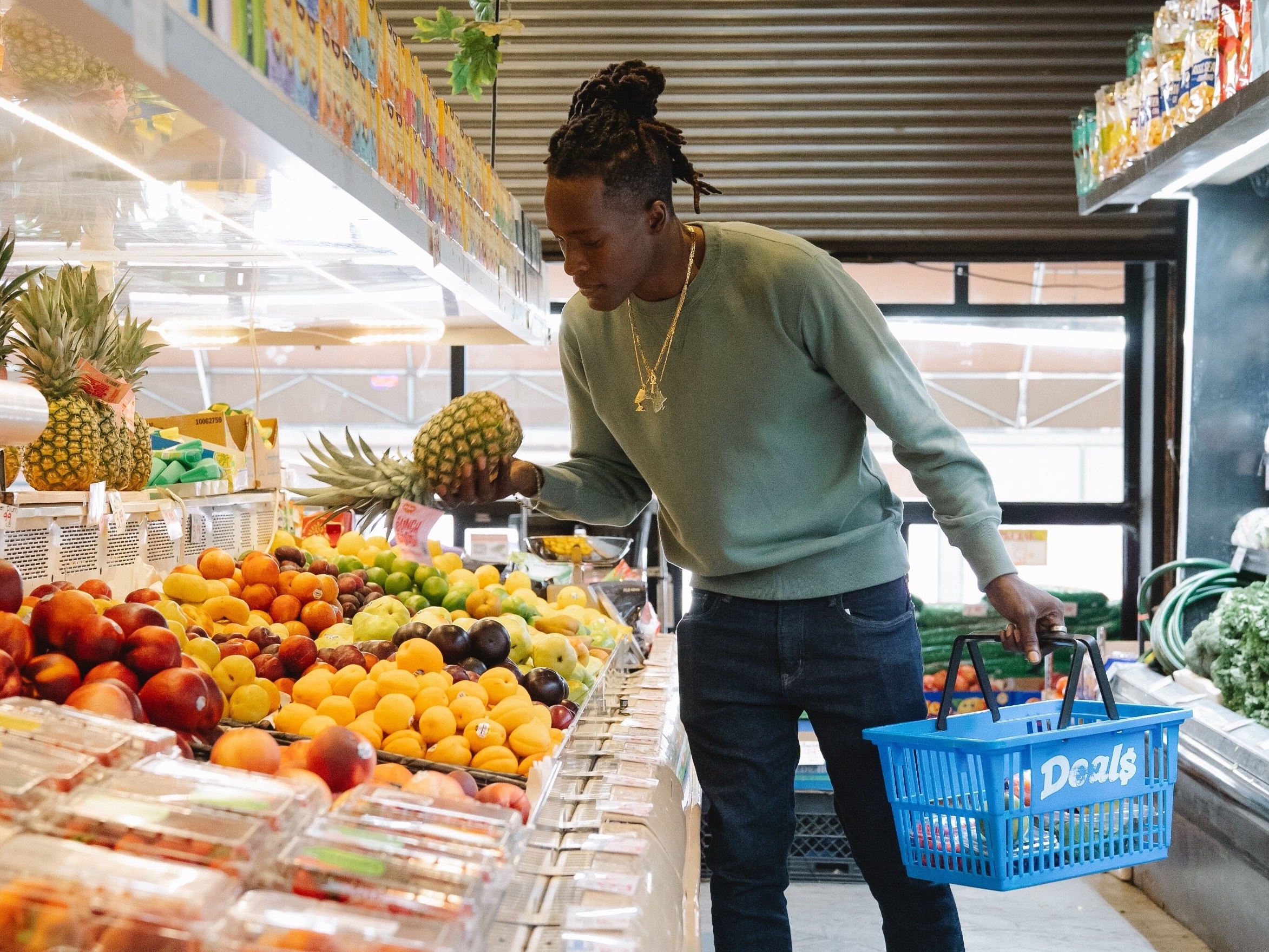 Mężczyzna w supermarkecie, zdjęcie ilustracyjne