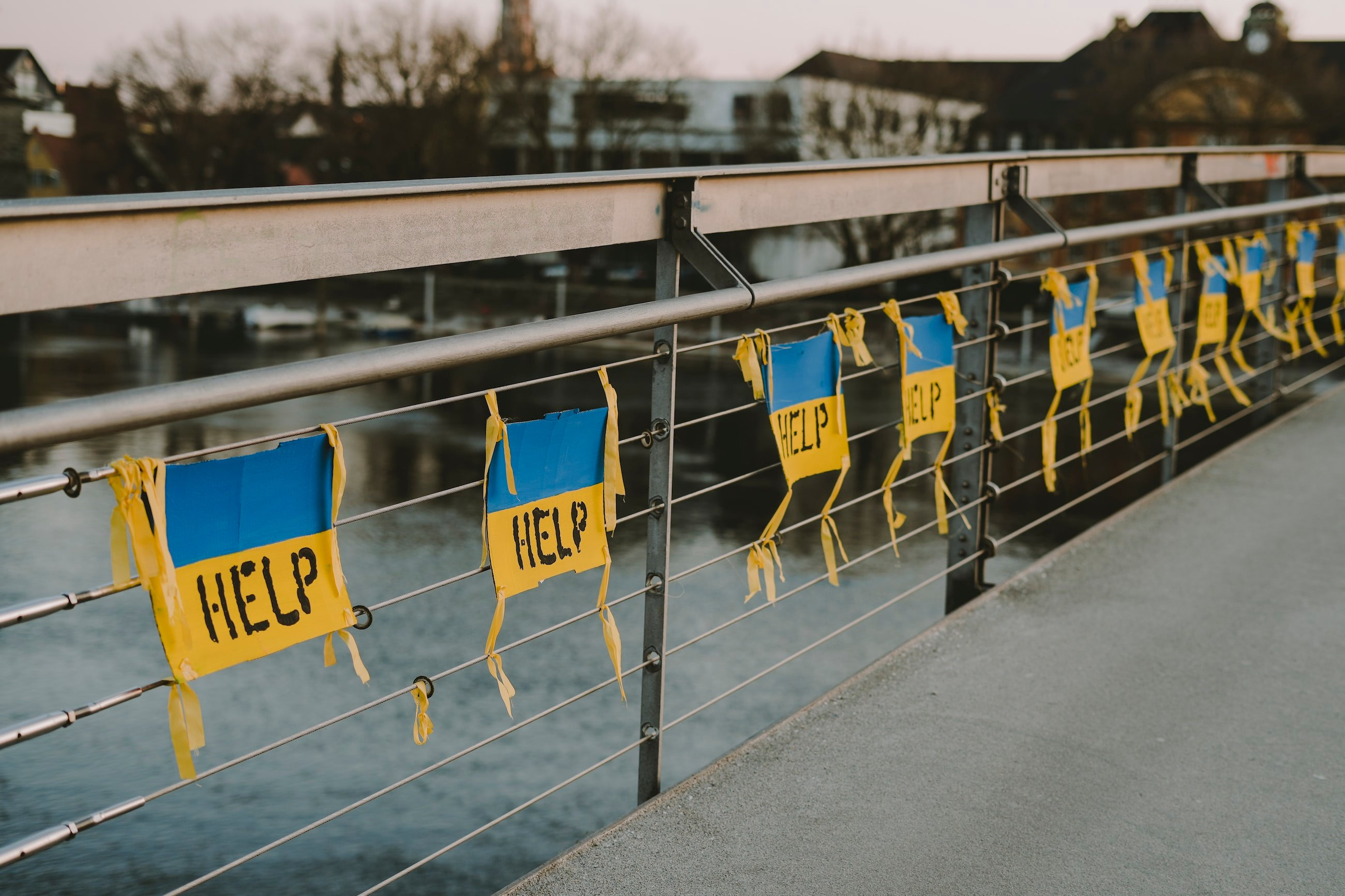 Flagi Ukrainy z napisem „HELP”, zdjęcie ilustracyjne