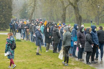 1 maja, Łódź. Tłum czekający w kolejce na szczepienia