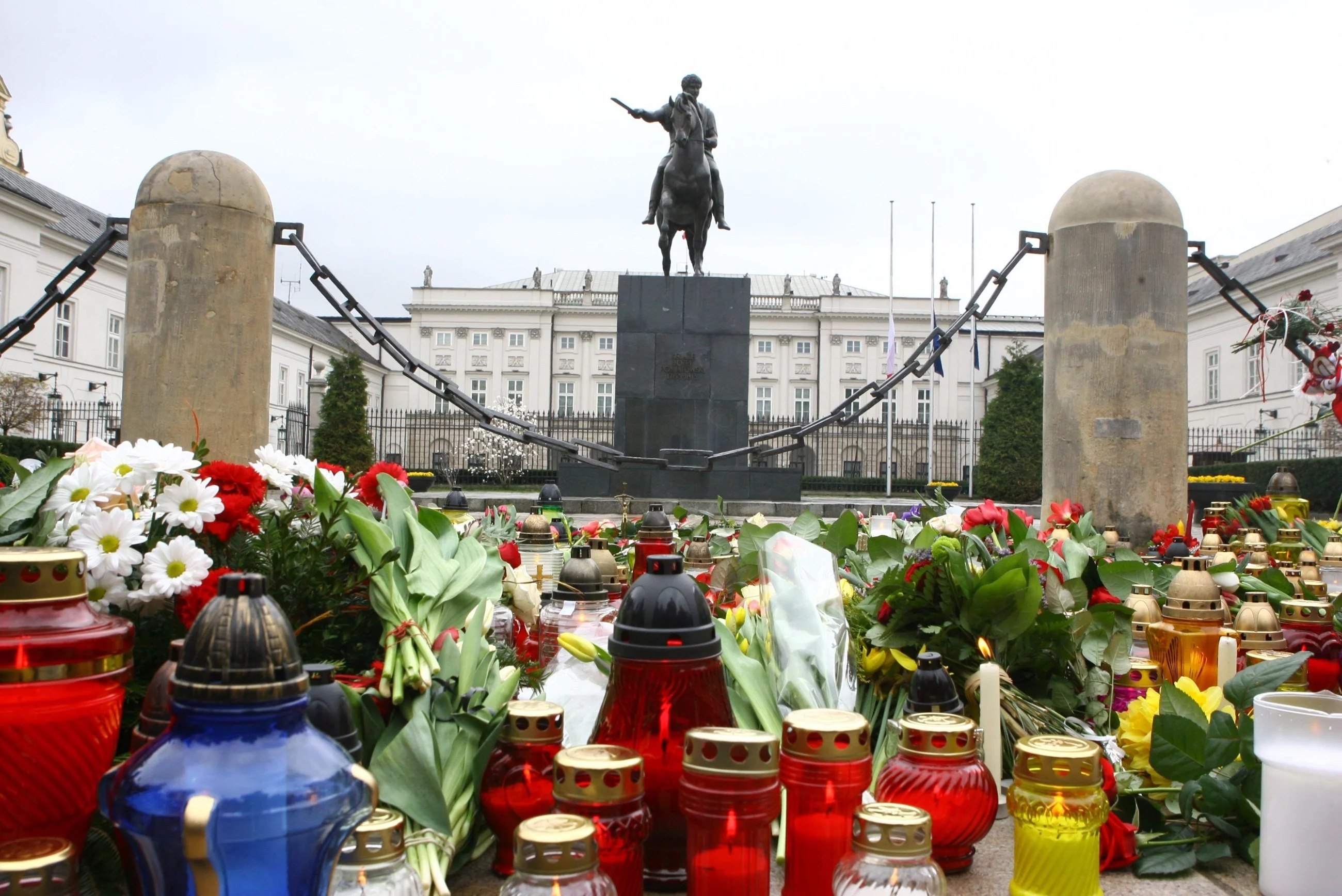 Pierwsze znicze i kwiaty przed Pałacem Prezydenckim, 10 kwietnia 2010 r.