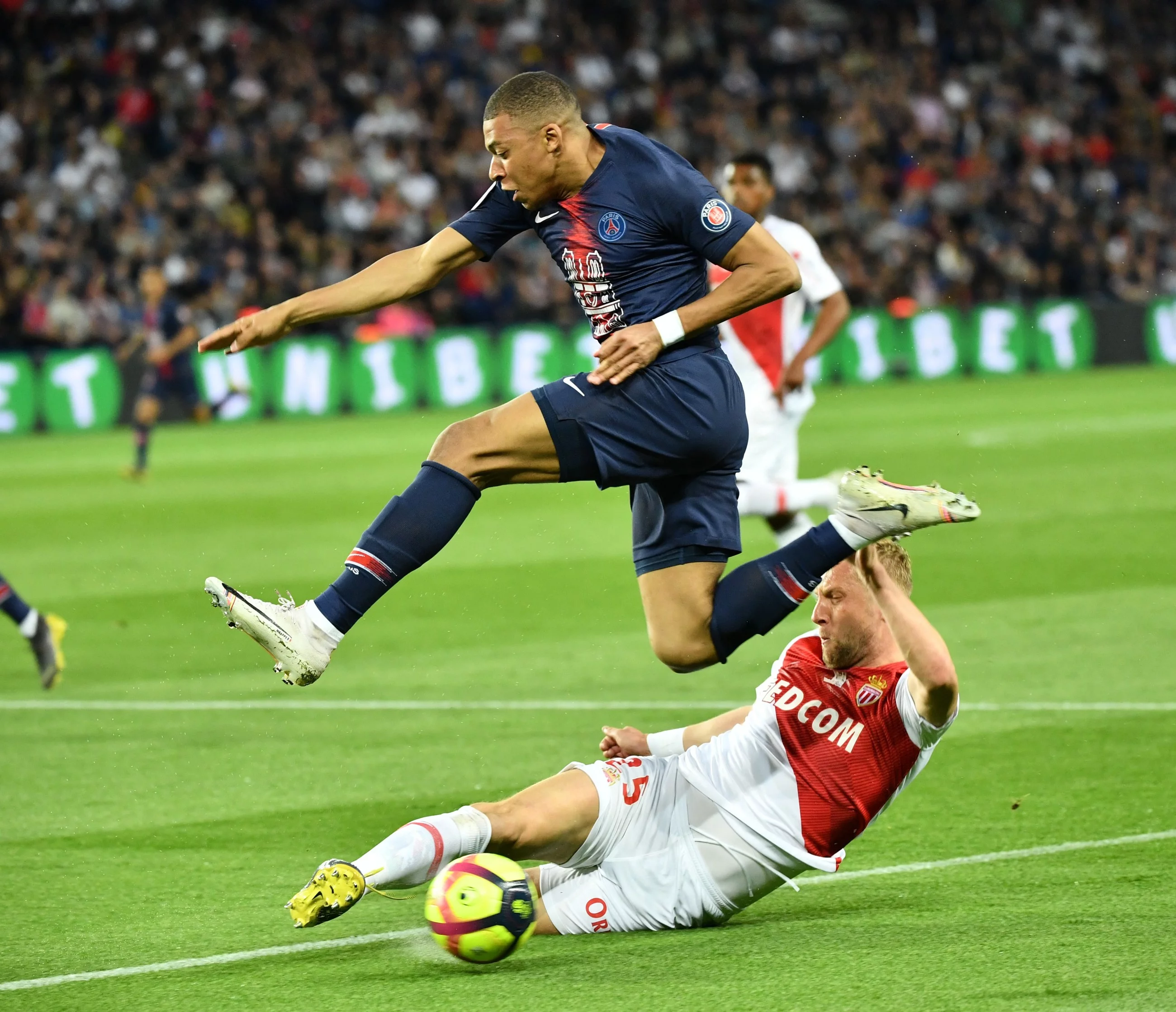 Kamil Glik z Monaco walczy o piłką z Kylianem Mbappe z PSG