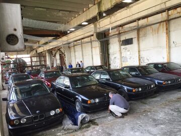 11 fabrycznie nowych BMW, które stały w garażu przez 25 lat