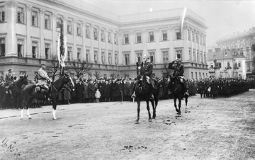 11 listopada 1926 r. Marszałek Józef Piłsudski przyjmuje defiladę wojska