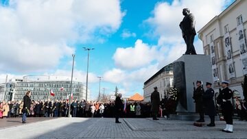 12. rocznica katastrofy smoleńskiej. Jarosław Kaczyński składa kwiaty pod pomnikiem Lecha Kaczyńskiego w Warszawie