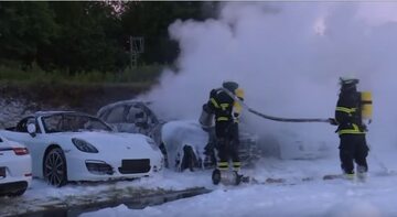 12 spalonych Porsche w Hamburgu