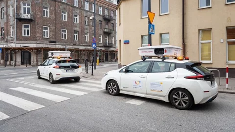 Samochody zdalnie sprawdzające opłaty parkingowe na ulicach Warszawy