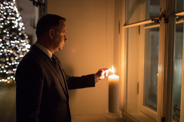 13 grudnia w oknie Pałacu Prezydenckiego Prezydent RP zapalił świecę ze Światłem Wolności