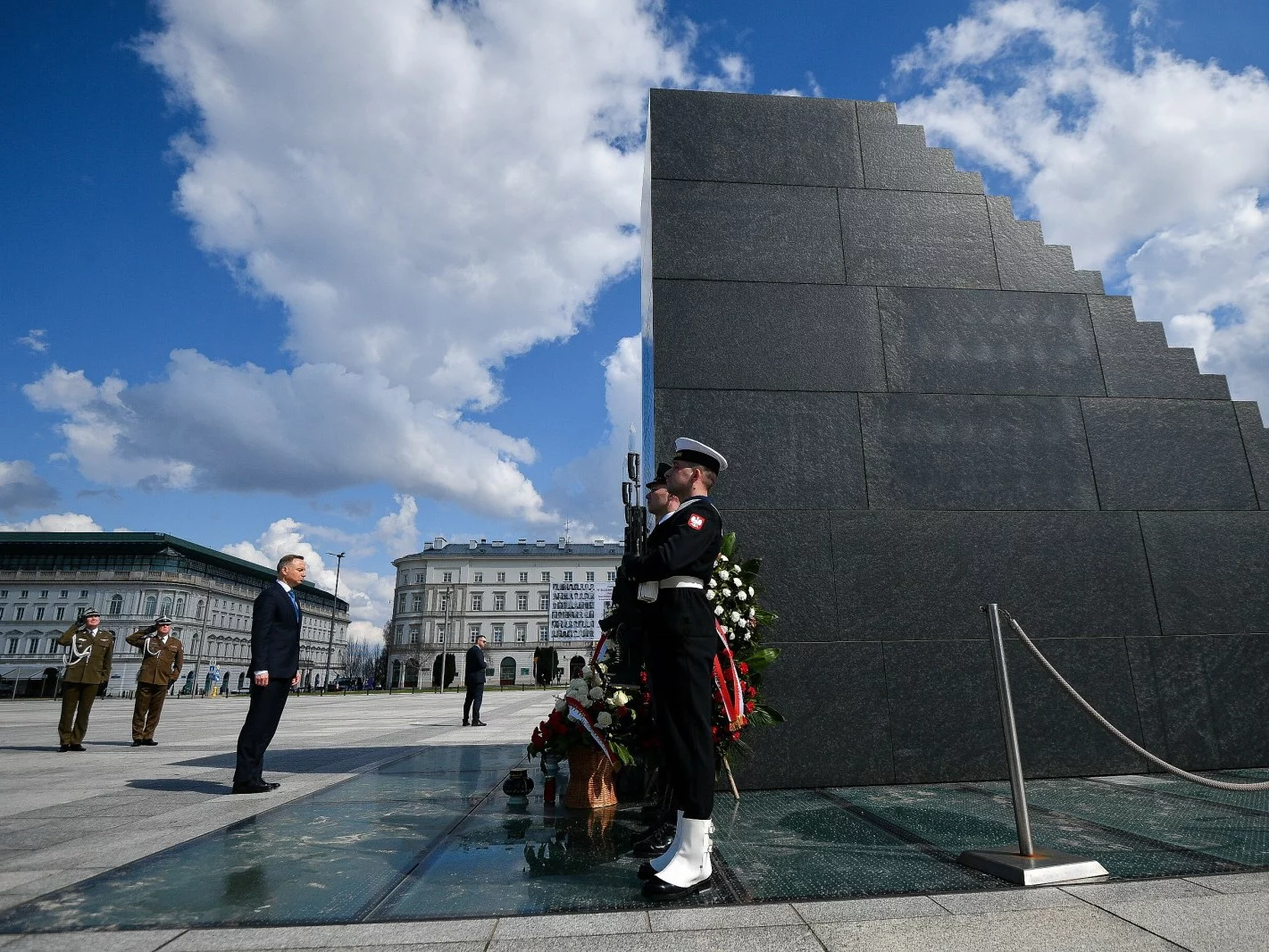 Prezydent składa wieniec przed Pomnikiem Ofiar Tragedii Smoleńskiej 2010 r.