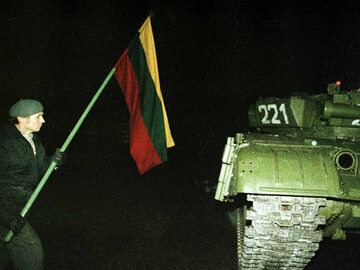13 stycznia 1991 r., radziecki czołg i litewski obrońca wieży telewizyjnej
