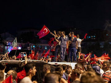 15 lipca 2016 r., Stambuł, Turcja. Mieszkańcy dzielnicy Maltepe wyszli na ulice w proteście przeciwko puczowi wojskowych