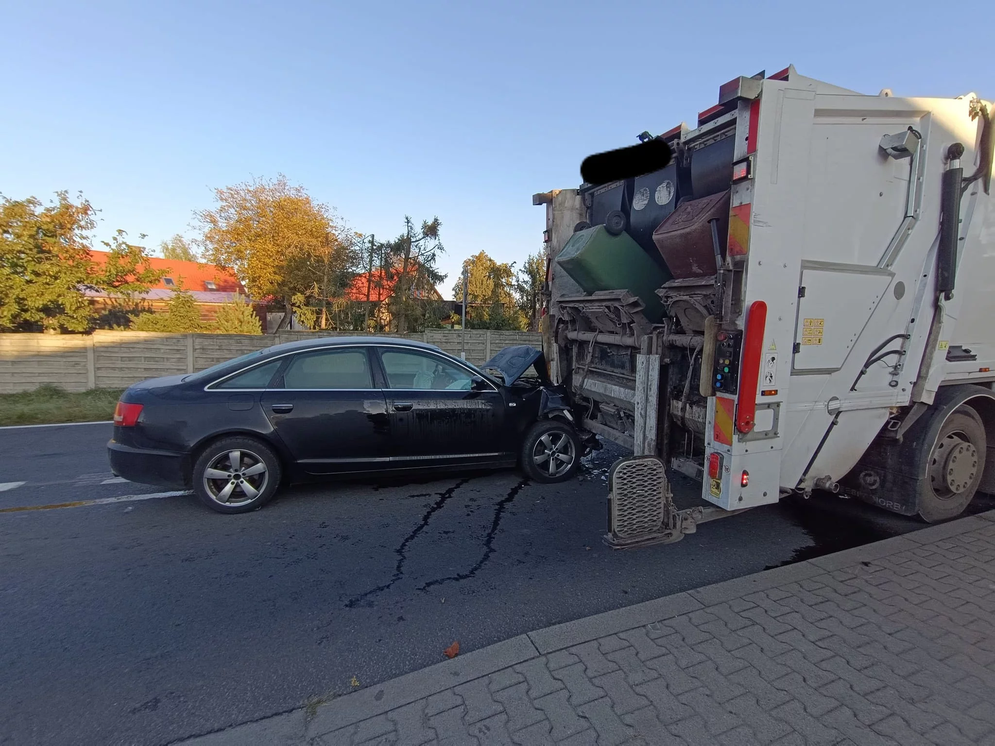 Zderzenie Audi ze śmieciarką na DW15 k. Milicza