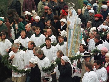 1997 rok, procesja związana z 10. rocznicą tzw. objawień oławskich, nieuznawanych przez Kościół