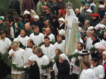 1997 rok, procesja związana z 10. rocznicą tzw. objawień oławskich, nieuznawanych przez Kościół