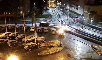 2 maja w Iławie – zdjęcie z monitoringu miejskiego, w mieście spadł śnieg