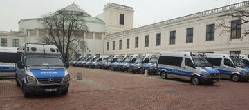 20 grudnia. Liczne wozy policyjne na sejmowym parkingu