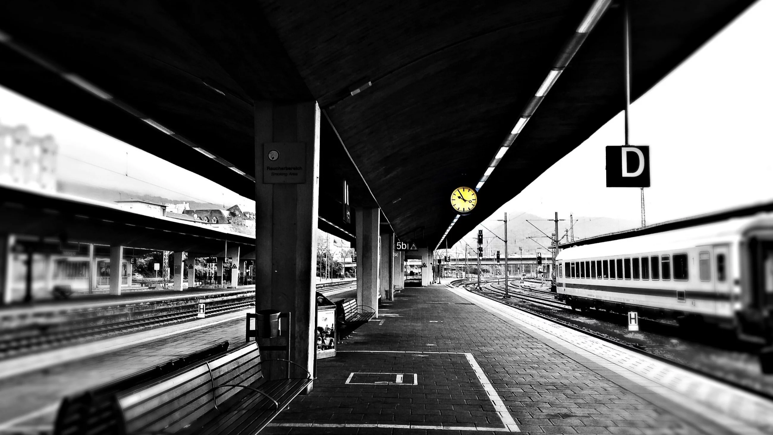 21-latek miał wepchnąć studenta pod pociąg. Zapadł wyrok