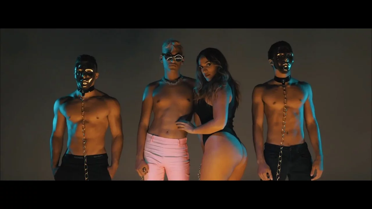 Kevin Fret w teledysku do piosenki "Soy Asi"