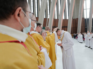 26 diakonów przyjmuje święcenia prezbiteratu w czasie mszy św. w Świątyni Opatrzności Bożej