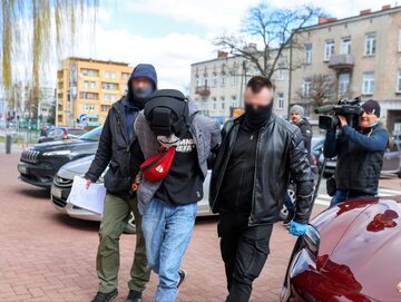 27-letni ojczym skatowanego Kamila doprowadzany na przesłuchanie do Prokuratury Okręgowej w Częstochowie