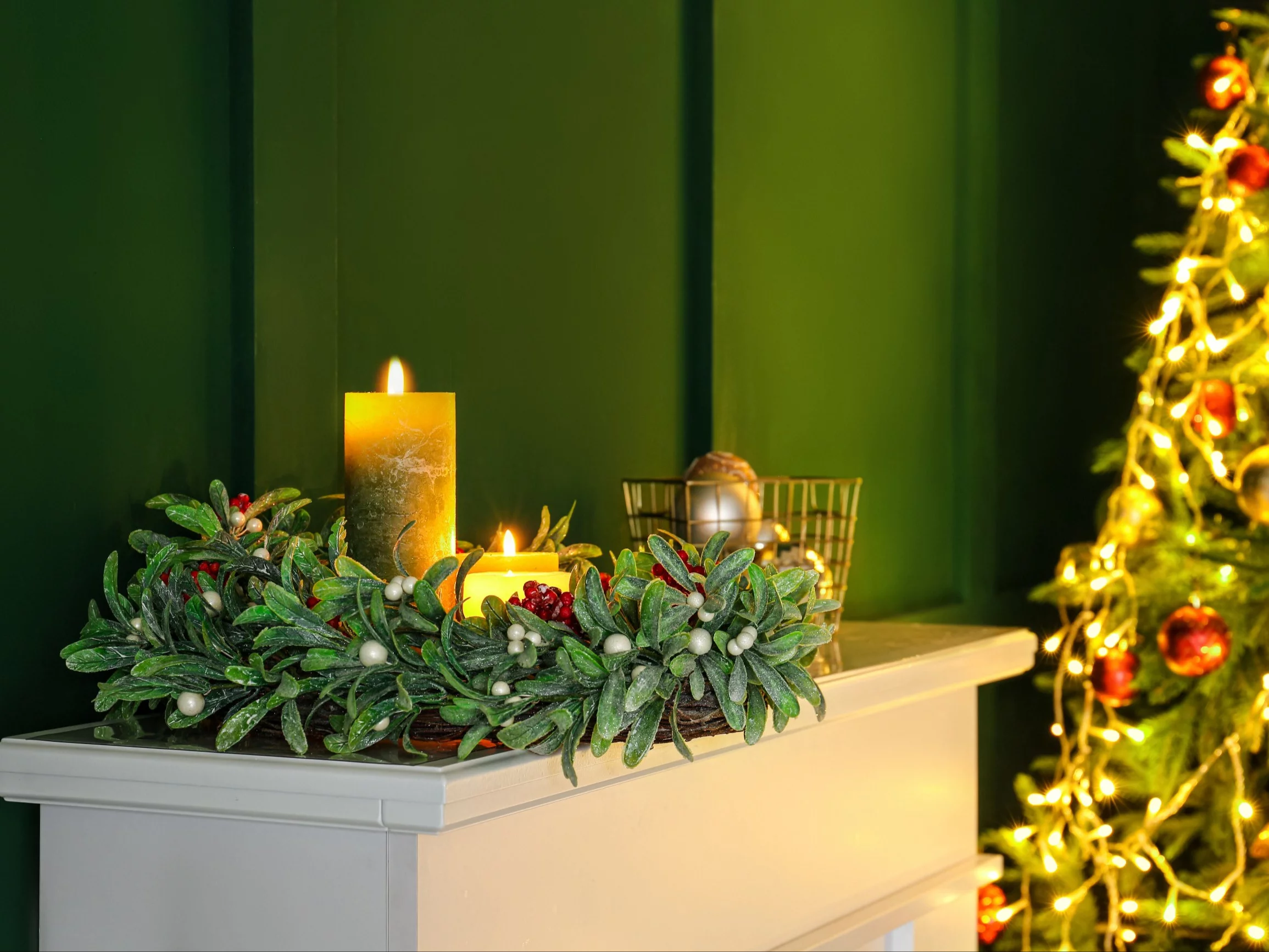 Jemioła tworzy jedne z najpiękniejszych zimowych dekoracji — trwałych, naturalnych i pełnych świątecznego uroku