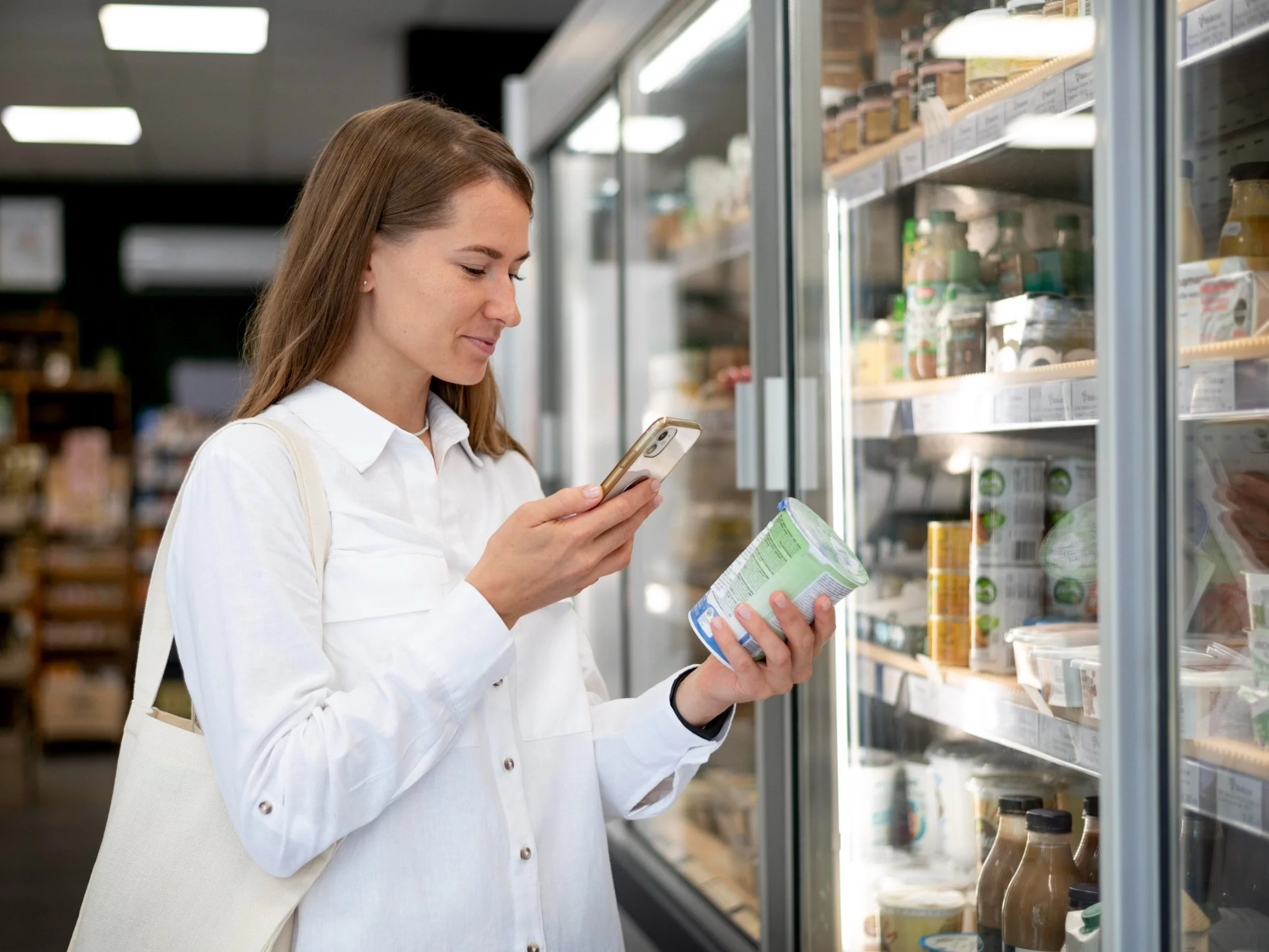 Kobieta czyta etykietę produktu w sklepie, zdjęcie ilustracyjne