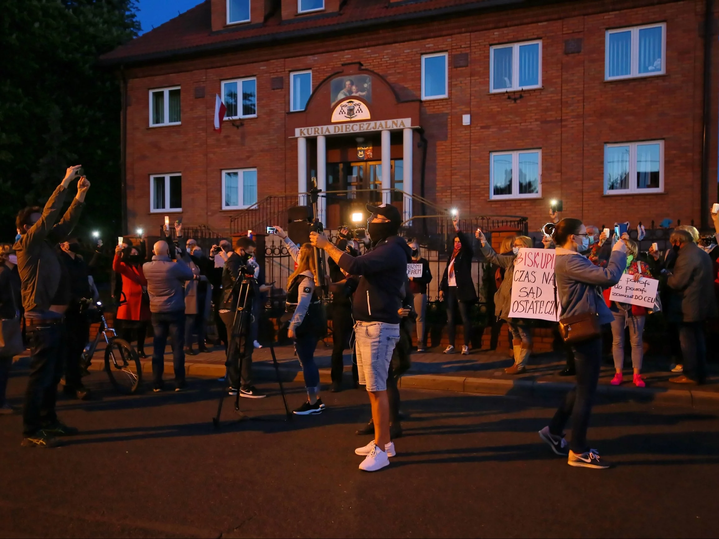 Protest przed budynkiem Kurii Diecezjalnej w Kaliszu po emisji filmu „Zabawa w chowanego” braci Sekielskich, 17 maja 2020 r.