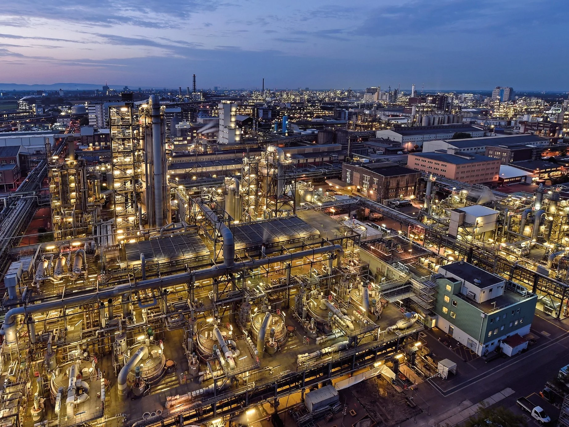 Kompleks produkcyjny BASF o powierzchni 10 km kw. w Ludwigshafen jest największym na świecie zintegrowanym kompleksem chemicznym. Do 2050 r. będzie on zeroemisyjny