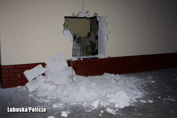 38-letni sprawca wybił dziurę w ścianie