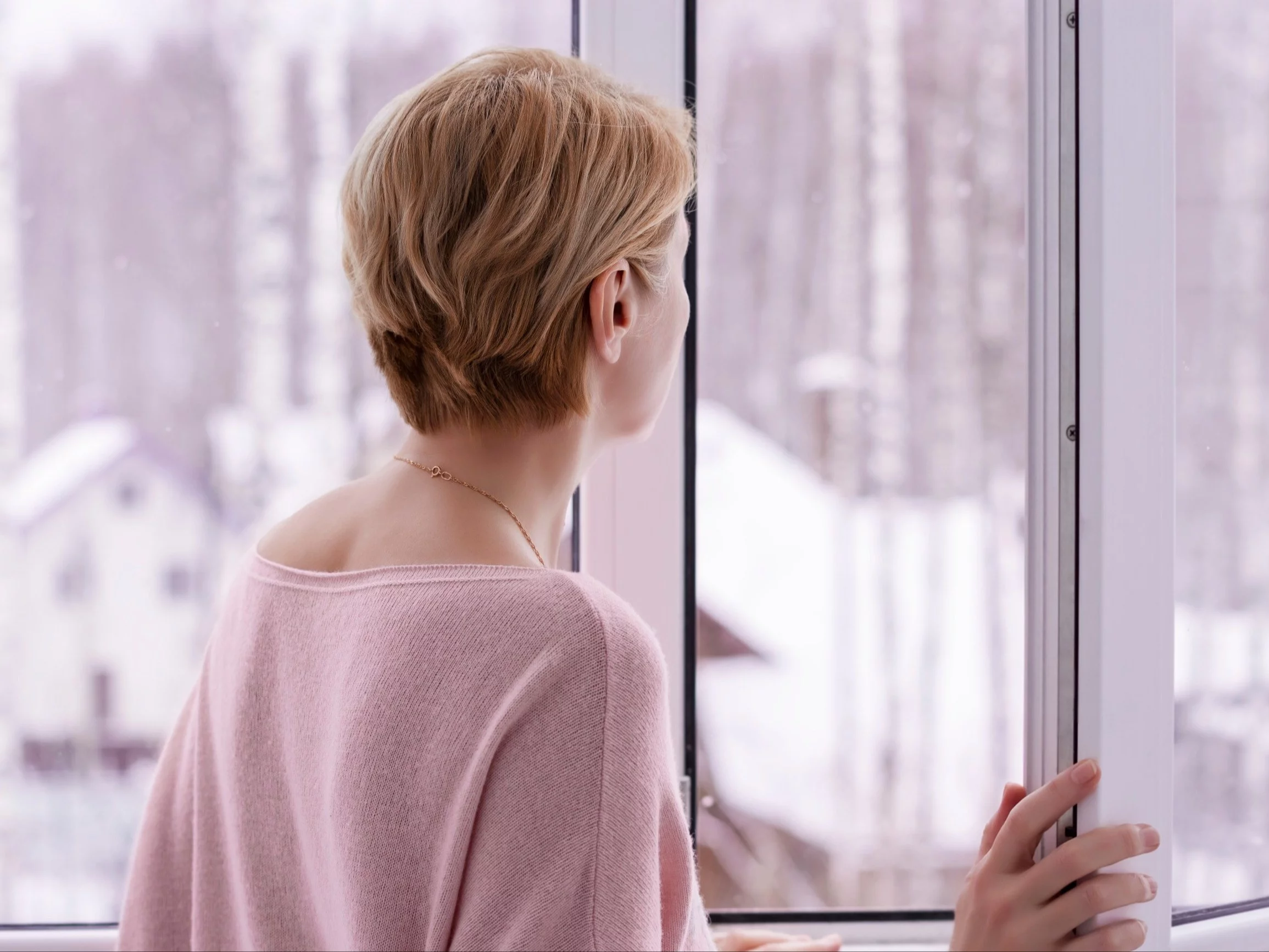 Krótkie, intensywne wietrzenie nawet zimą skutecznie obniża wilgotność i chroni mieszkanie przed pleśnią