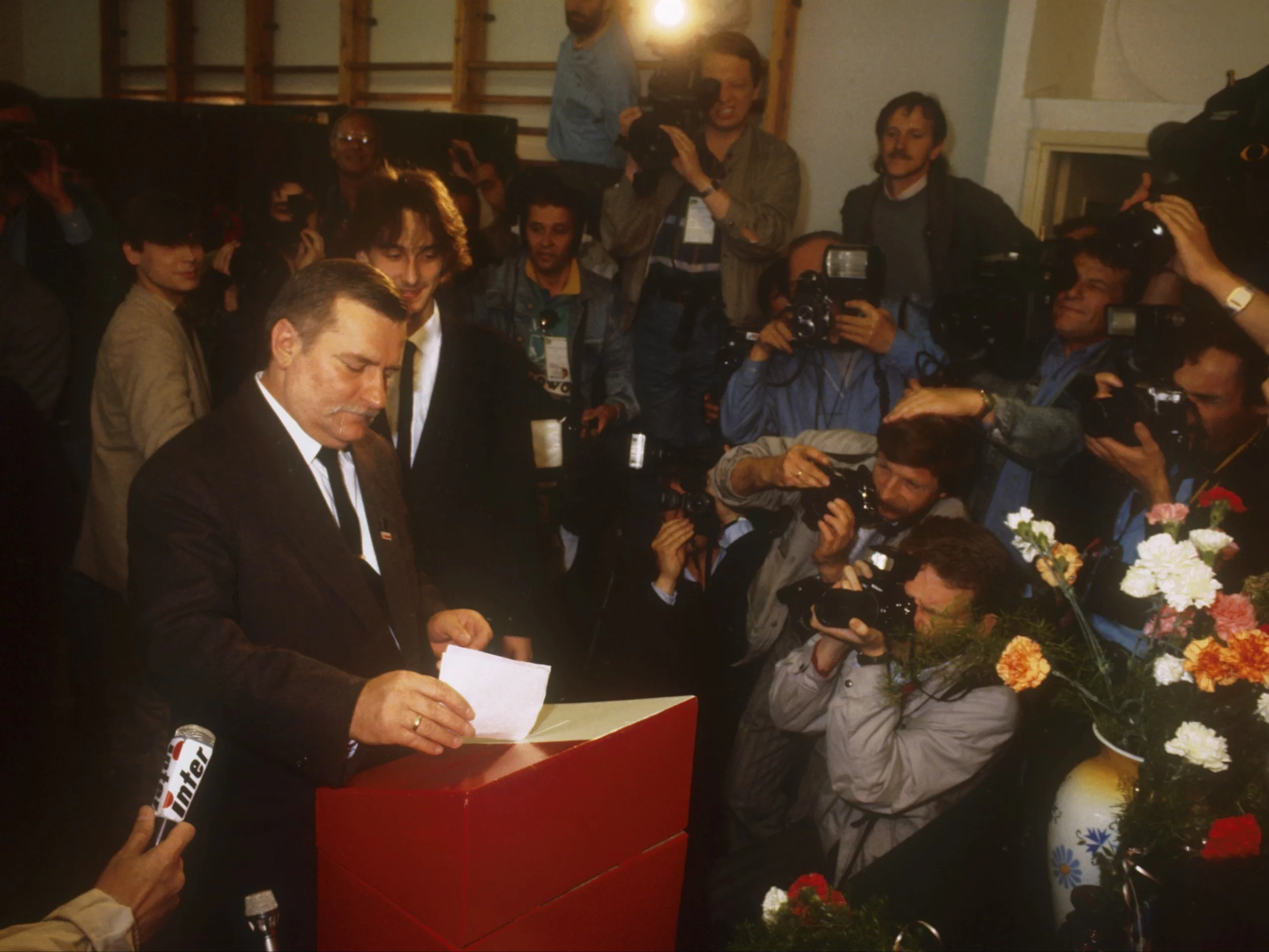 Lech Wałęsa głosuje w wyborach 4 czerwca 1989 roku