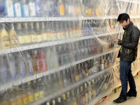 W Czechach wprowadzono zakaz sprzedaży alkoholu powyżej 20 proc. (fot. PAP/EPA/FILIP SINGER)