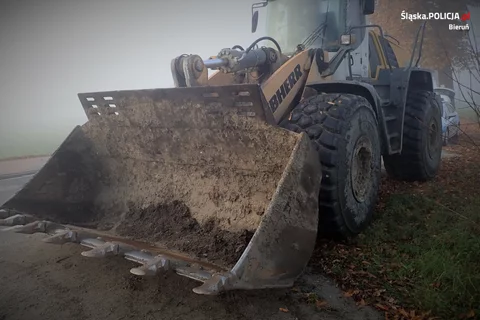 Policja ukarała prowadzącego koparkę