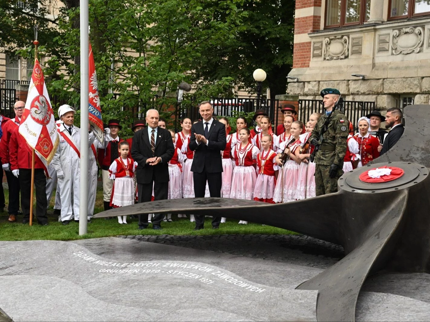 Prezydent Andrzej Duda oraz uczestnik wydarzeń grudnia 1970-stycznia 1971 Eugeniusz Szerkus podczas uroczystości odsłonięcia Pomnika Bohaterów Stycznia ’71 w ramach obchodów 43. rocznicy podpisania Porozumień Sierpniowych w Szczecinie