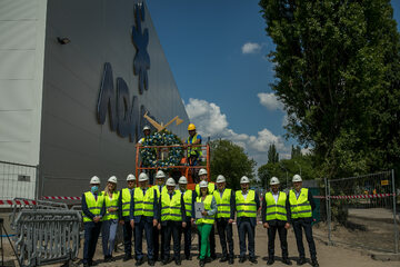 5 lipca br. na jednej ze ścian Centrum Produkcyjno-Logistycznego (CPL) w Pabianicach zawisła symboliczna wiecha, co oznacza zakończenie jednego z ważnych etapów inwestycji.