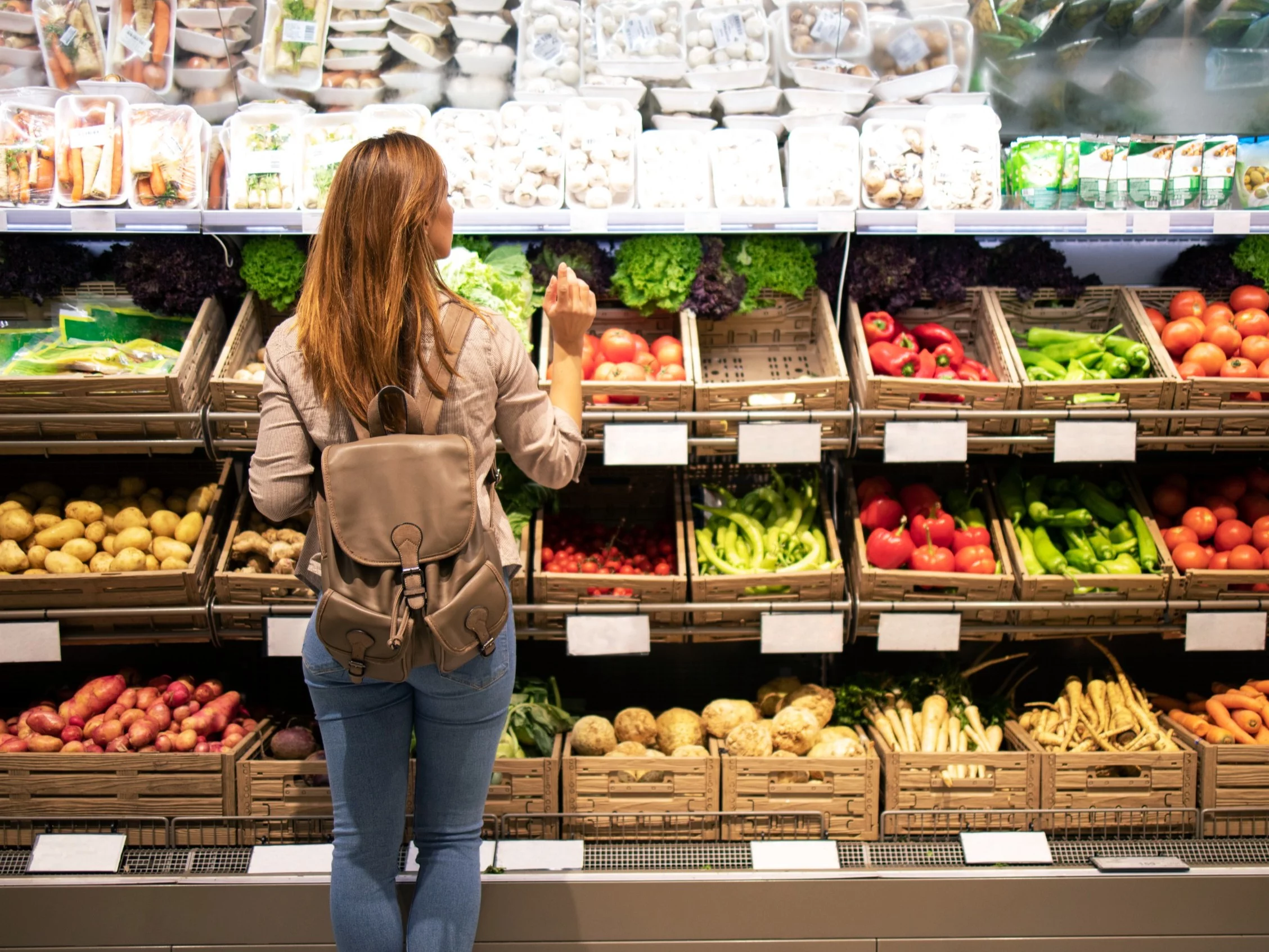 Kobieta na zakupach w supermarkecie