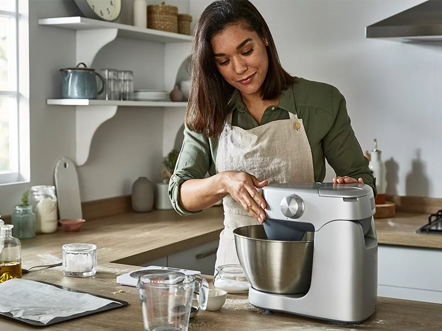 Kobieta w kuchni używająca robota planetarnego Prospero + marki Kenwood