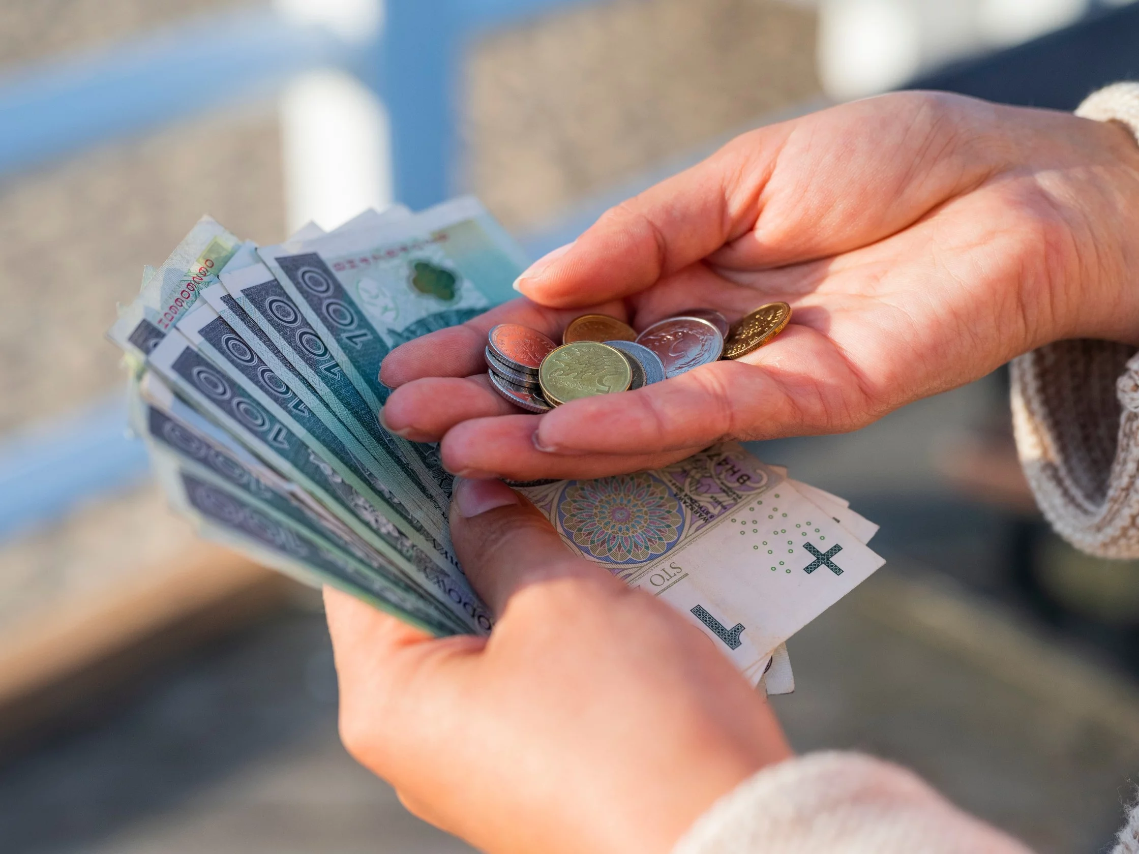 500 zł dla seniorów co miesiąc z ZUS. Kto dostanie pieniądze na stałe?