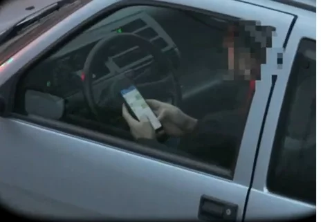 Korzystanie ze smartfonu podczas w korku