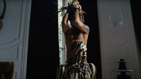 Lenny Kravitz w teledysku do piosenki „TK421”