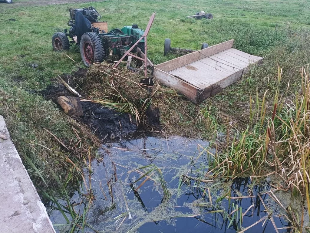 Traktor stoczył się do rzeki