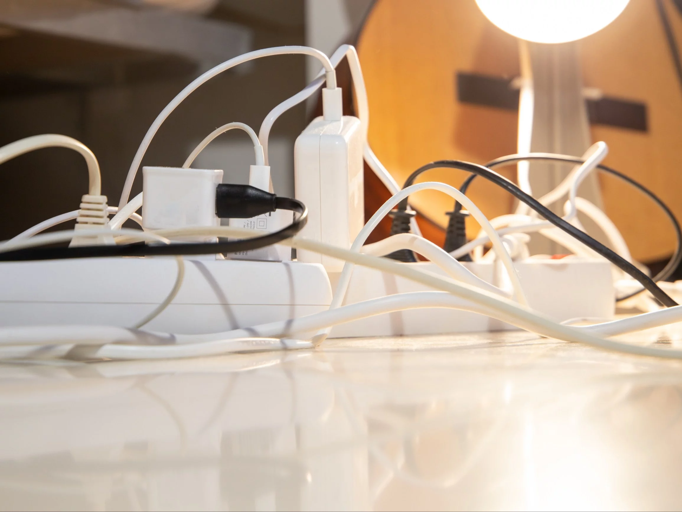 Z pozoru niewinne zimowe dekoracje mogą w kilka minut zmienić się w źródło pożaru – ostrzegają strażacy