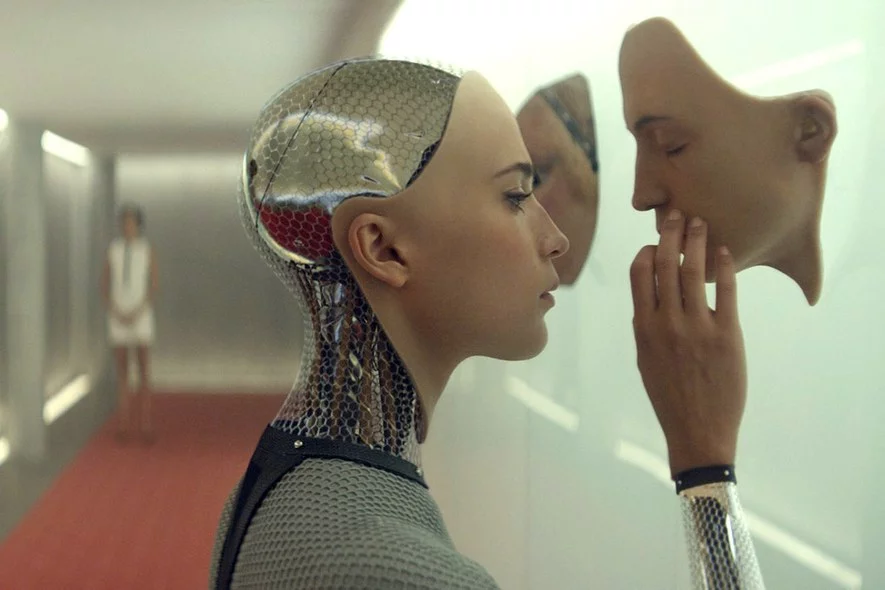 Kadr z filmu „Ex Machina” (2015)