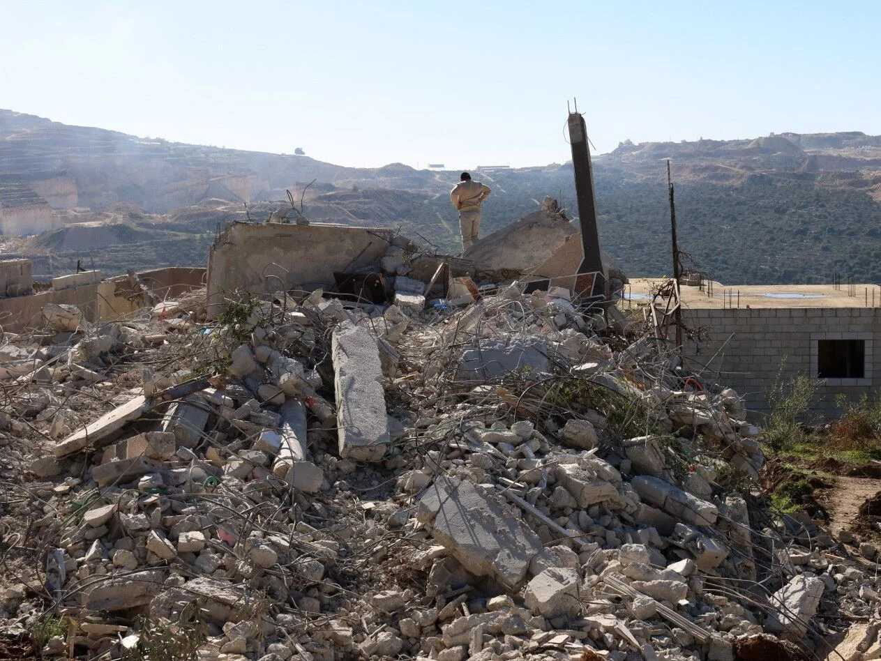 Palestyńczyk sprawdza gruzy domu rodziny Hameda Sabbaha we wsi Urif, na południe od miasta Nablus na Zachodnim Brzegu