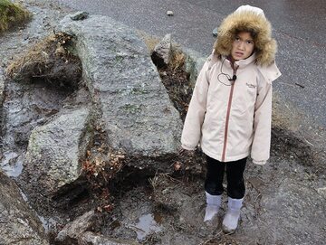 8-letnia Elise w miejscu znalezienia krzemiennego sztyletu