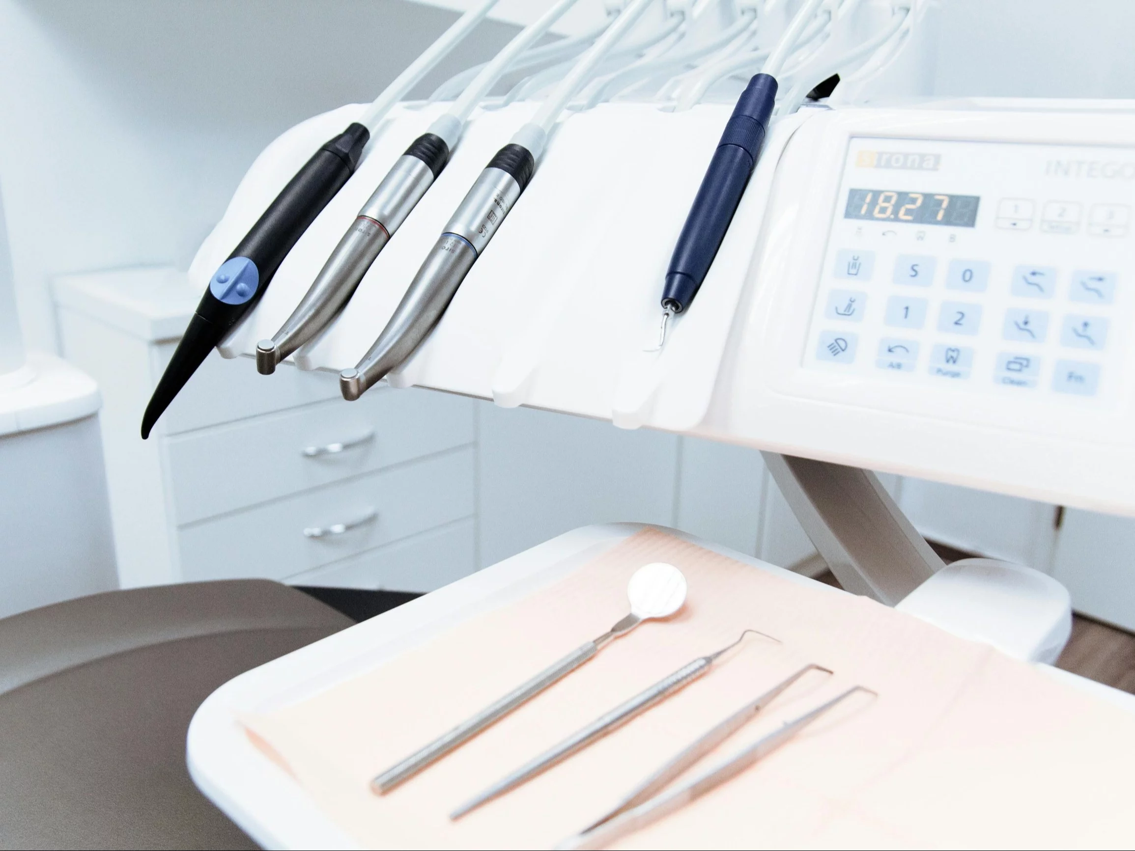 Polacy odkryli sposób, jak nie płacić za dentystę – „800 plus na zęby” robi furorę