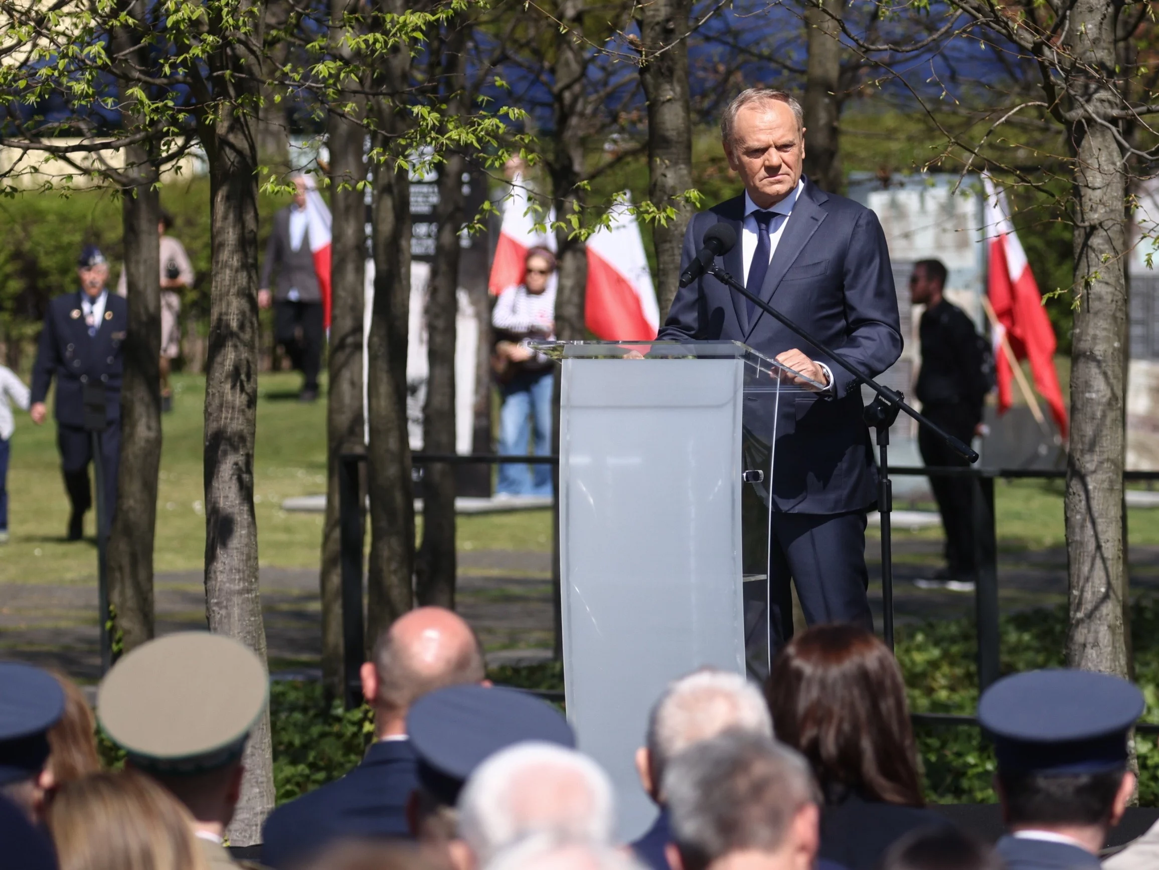 Premier Donald Tusk przemawia podczas uroczystego Apelu Pamięci przed Muzeum Katyńskim na terenie Cytadeli Warszawskiej
