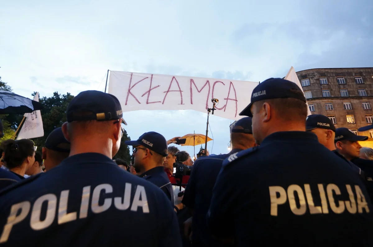 Policjanci podczas miesięcznicy smoleńskiej