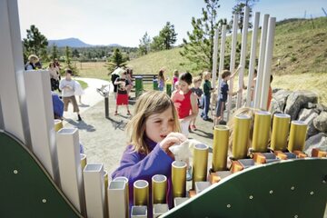 9-latka ze szkoły Montessori  w parku muzycznym – poznaje dźwięki bo chce, a nie musi