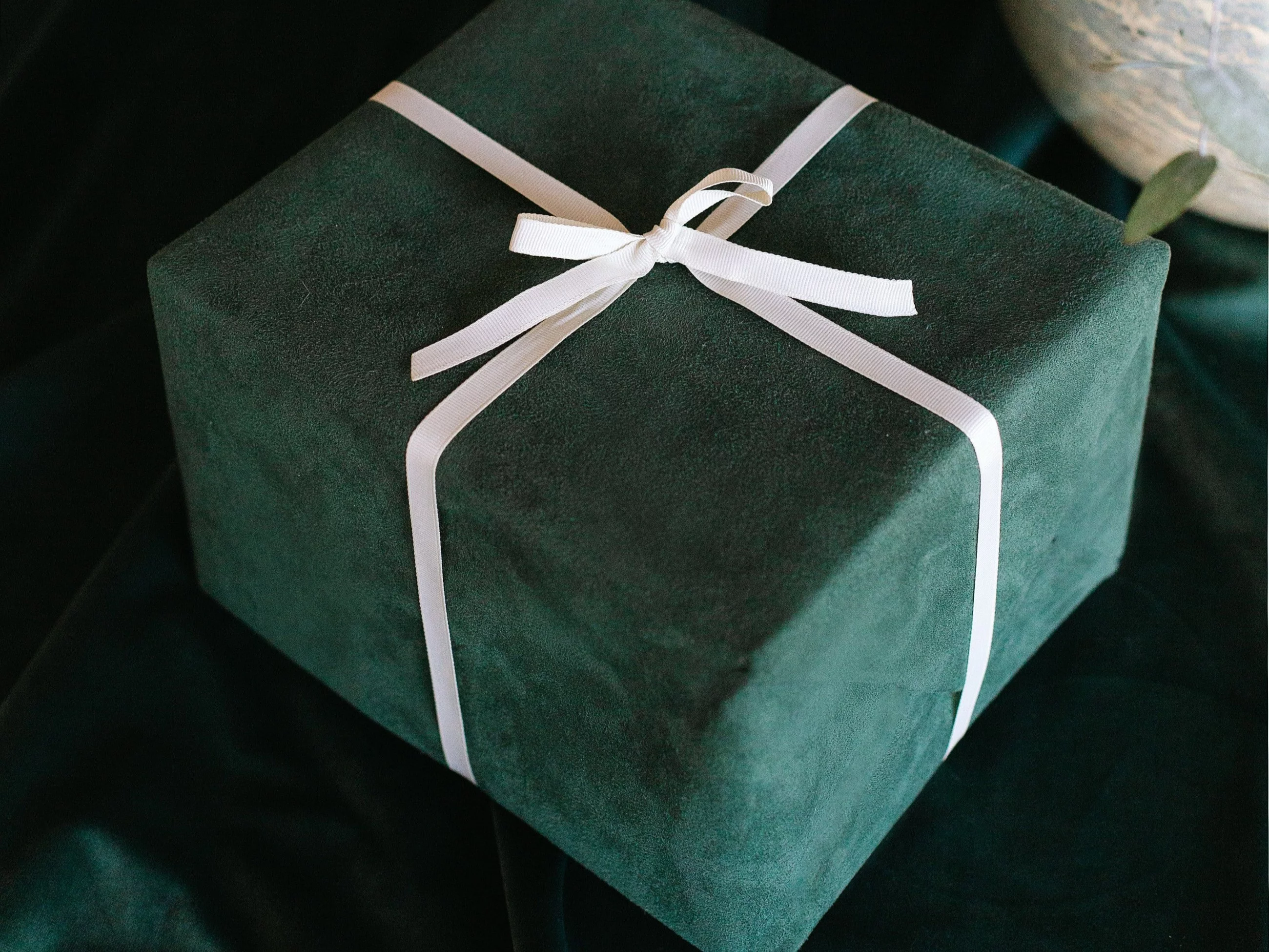 Papier z fakturą zamszu – eleganckie opakowanie prezentu