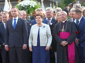 Abp Głódź (z prawej strony) z prezydentem Andrzejem Dudą i premier Beatą Szydło